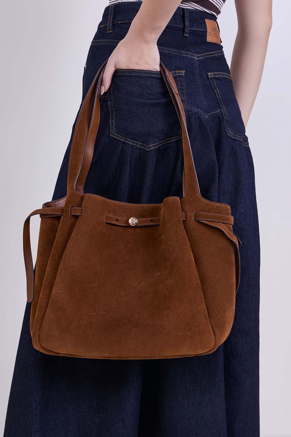 תמונת כל הלוק של 'תיק כתף רומי זמש לארג